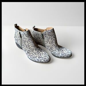 Lucky Brand Size 8.5 Basel leopard patterned leather side zip ankle booties